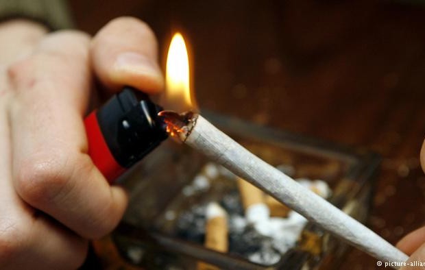متفرقات بالفيديو امرأة تجبر طفلتها على تدخين الحشيش