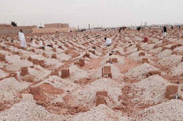 إسلاميات : هل يجب الوضوء لزائر القبور؟ وما هو الدعاء للميت في المقبرة؟